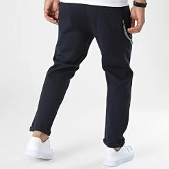 Nouveau 🥰 Pantalon Chino X60080 Bleu Marine de Frilivin 😀 -Promos Frilivin Magasin frilivin 337585 X60080 NAVY 20220921T161235 04