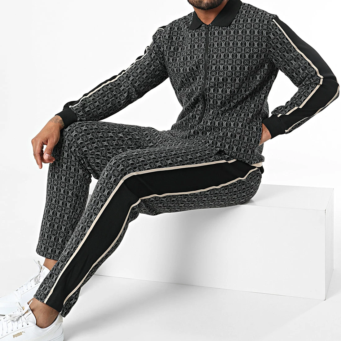 Offres ✔️ Ensemble Veste Zippée Et Pantalon Jogging A Bandes BM1680 Noir de Frilivin 😍 3 Offres ✔️ Ensemble Veste Zippée Et Pantalon Jogging A Bandes BM1680 Noir de Frilivin 😍